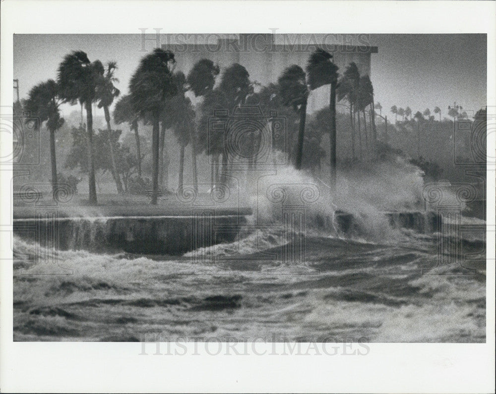 1983 Press Photo Waves at the seawall of The Pier as strong thunderstorm drifts - Historic Images