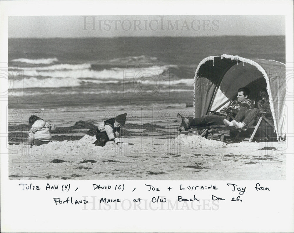 1985 Press Photo Joe &amp; Lorraine Joy watch children Julie Ann &amp; David play sand - Historic Images