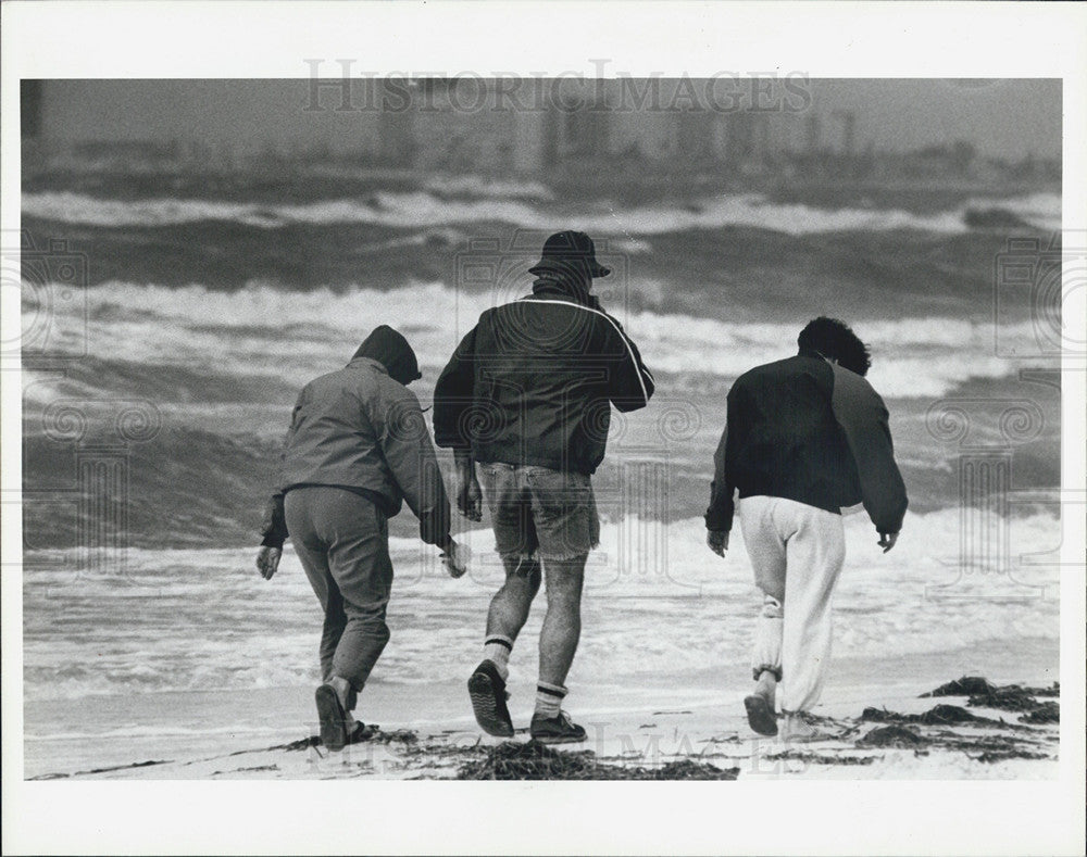 1984 Press Photo Paige, Gib &amp; Jodie Kurtz braved the chilly weather on the beach - Historic Images