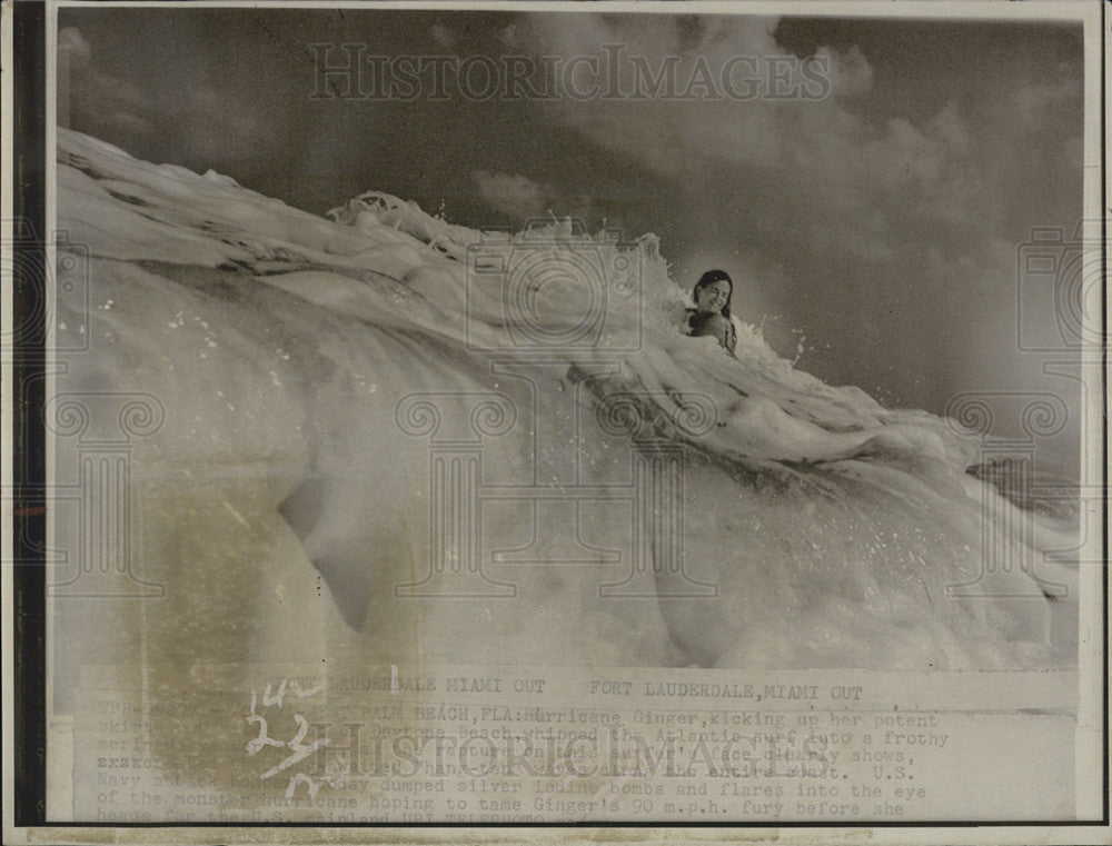 1971 Press Photo Surfer Riding Waves From Hurricane Ginger - Historic Images