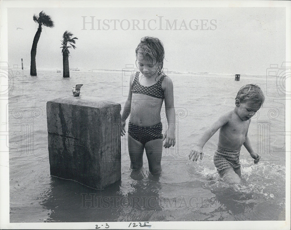 1975 Press Photo Surfers Sherry Davis Michael Hataway Watching Hurricane Eloise - Historic Images