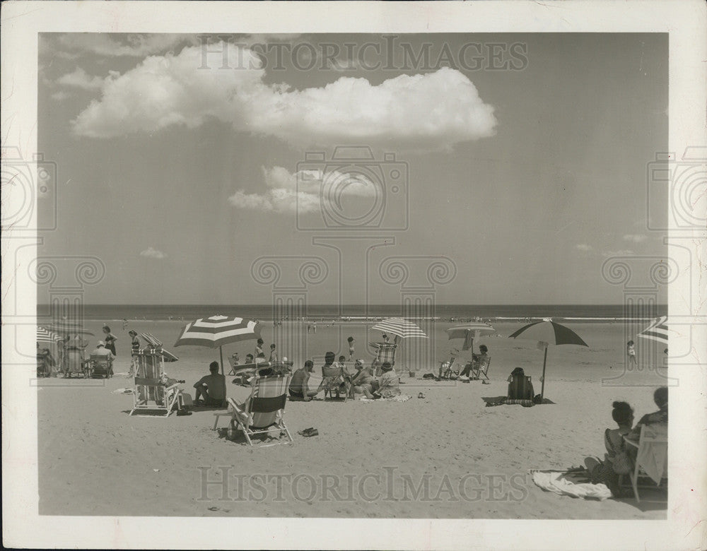 1958 Press Photo Vacationing Families On Maine Beach Shoreline - Historic Images