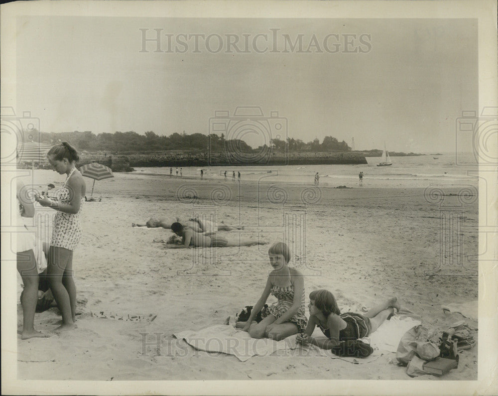 1994 Press Photo Visitors On Maine Beach Sunbathing Umbrellas - Historic Images