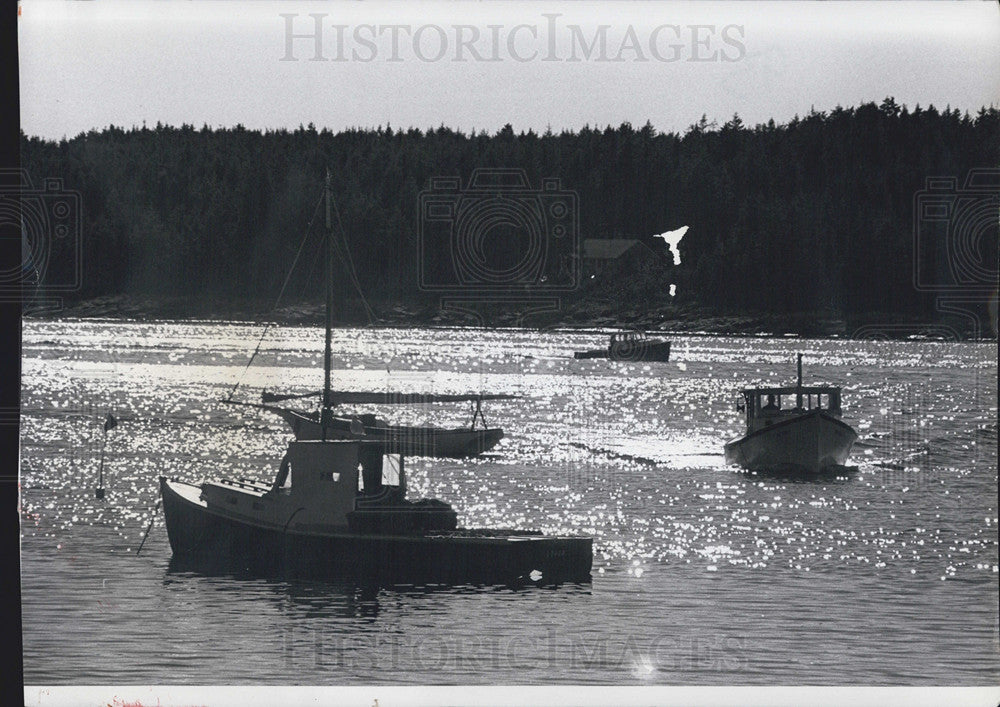 1974 Press Photo Fishermen On Boats Working Port Clyde Maine - Historic Images