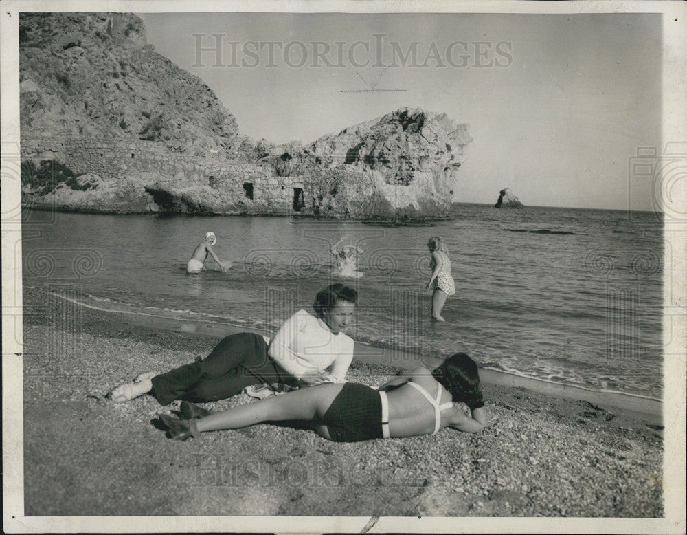 1947 Press Photo Seashore season at Taormina Italy on Ionian Sea - Historic Images