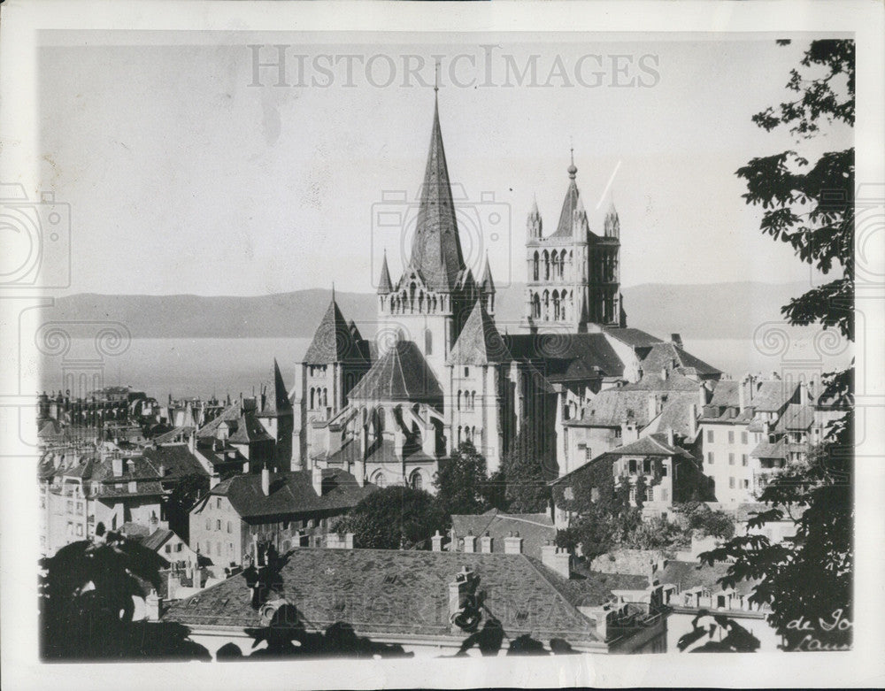 1944 Press Photo Night watchman of Lausanne climbs 250 steps every night - Historic Images