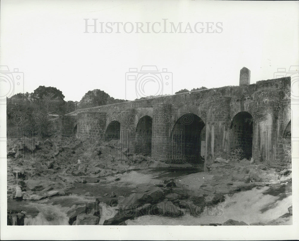 Press Photo Ancient stone-arch bridge carries Inter-American highway - Historic Images