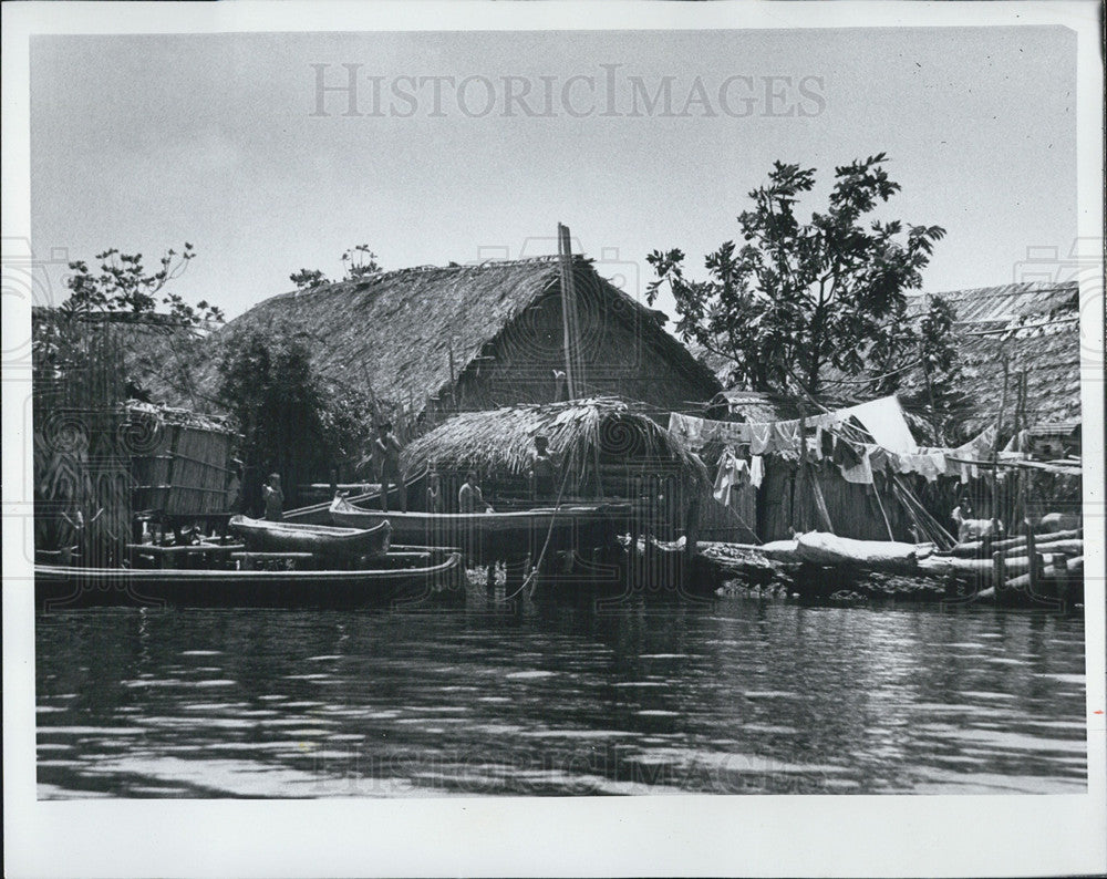 1981 Press Photo Thatched Roofs, Hand-Hewn Canoes &amp; Washing On San Blas Islands - Historic Images