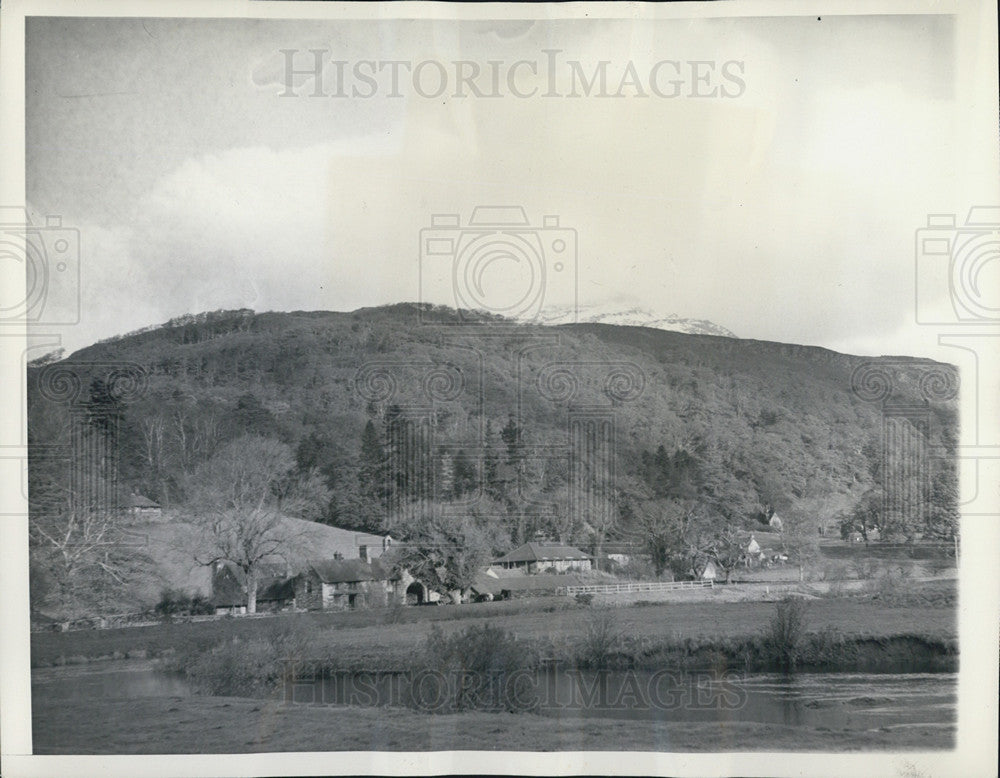 1944 Press Photo Edgar Williams&#39; Farm With Moelwyn Mountain In Back - Historic Images