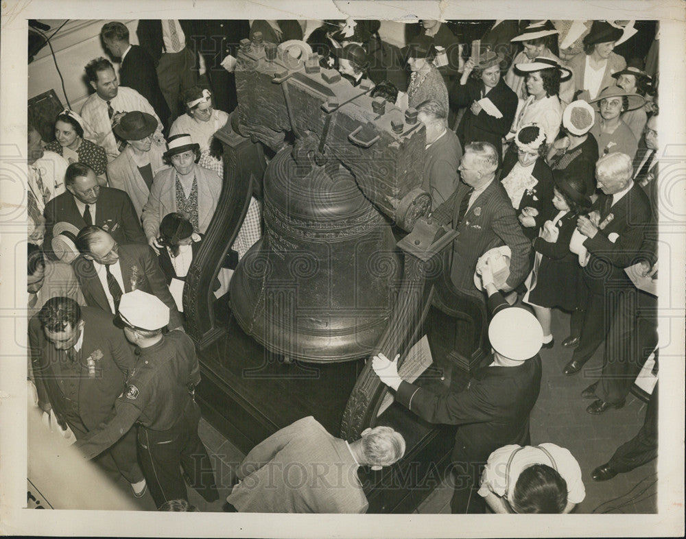 Press Photo Philadelphia Liberty Bell Surrounded By Visitors Pennsylvania - Historic Images