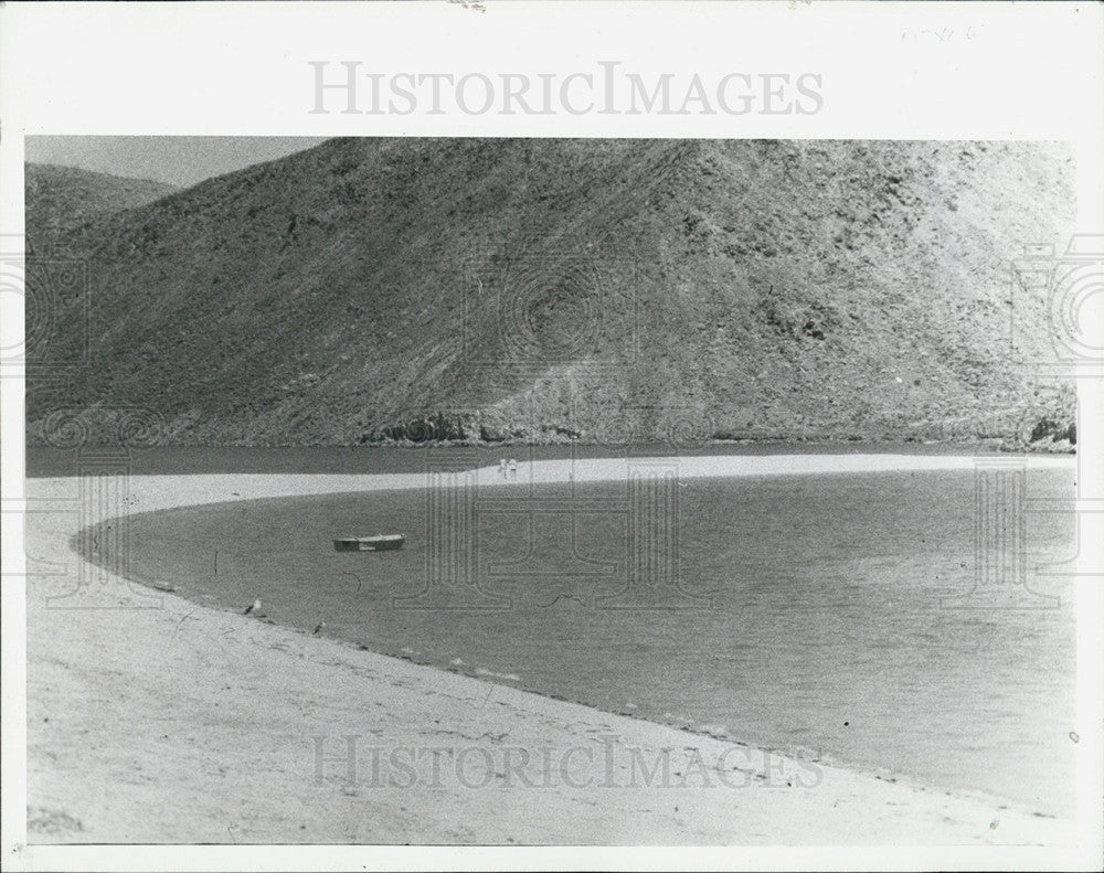 1982 Press Photo Baja California Beach Beside Mountain - Historic Images