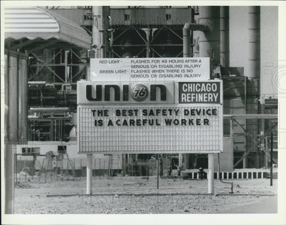 1985 Press Photo Union Oil Refinery Sign Chicago Year After Explosion - Historic Images