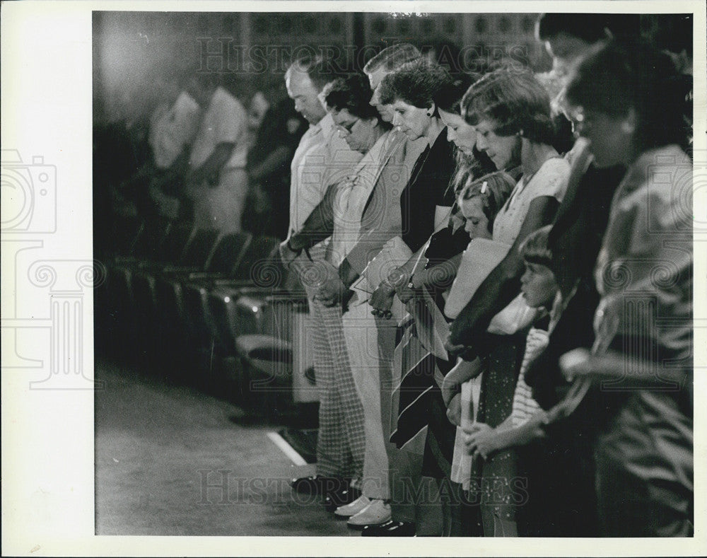 1984 Press Photo Union Oil Refinery Explosion Victims Memorial Service Garder - Historic Images