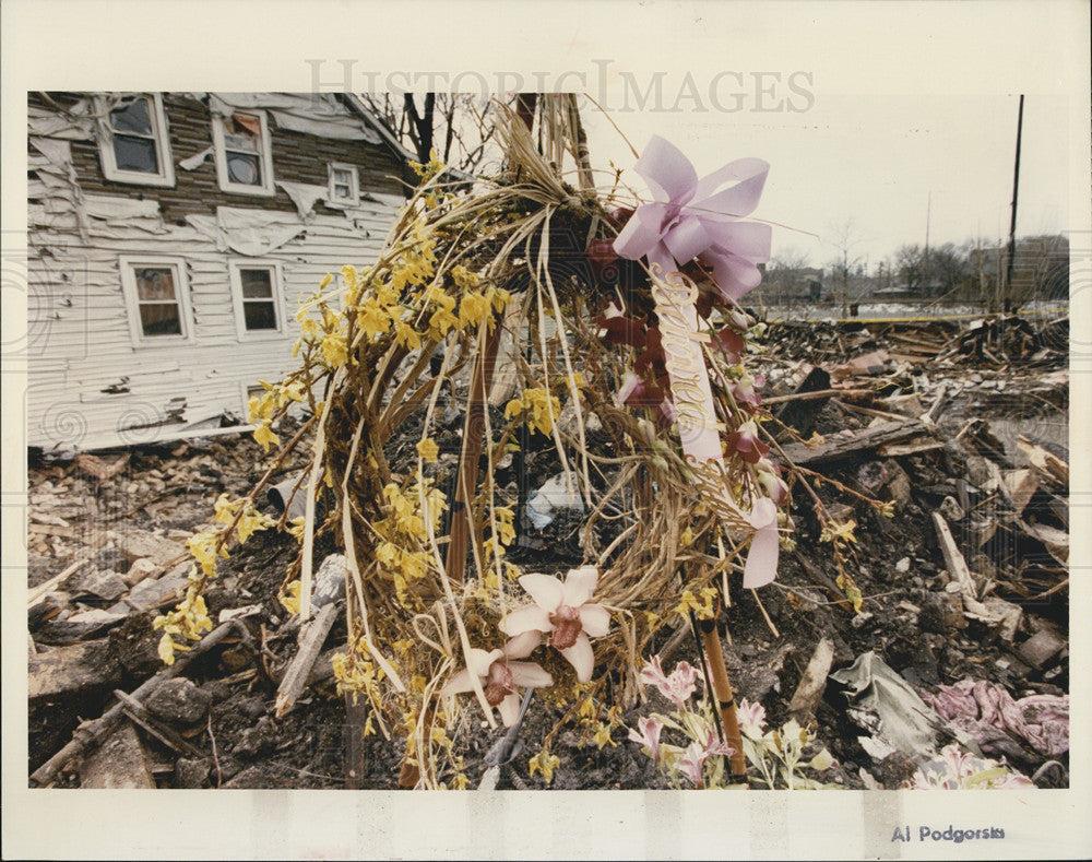 1992 Press Photo Peoples Gas Explosion Debris Wreath With Ribbon Chicago - Historic Images