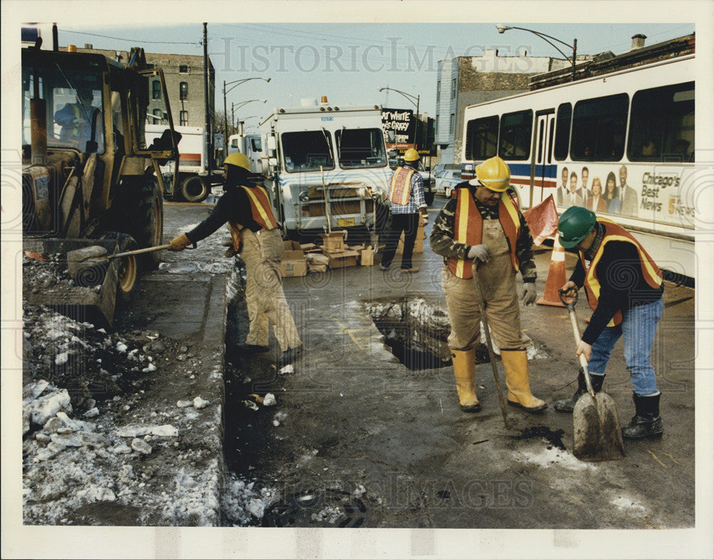 1992 Press Photo Gas Company Workers Digging Up Street People Gas Explosion - Historic Images