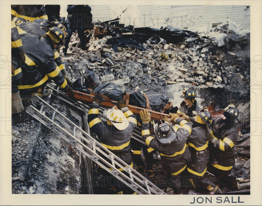 1992 Press Photo Chicago Firemen Remove Body From 824 N. Racine After Explosion - Historic Images