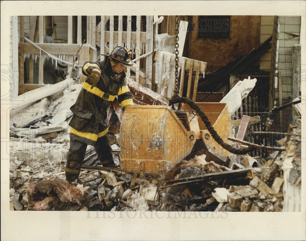 1992 Press Photo Firefighter directs a crane after natural gas explosions &amp; fire - Historic Images