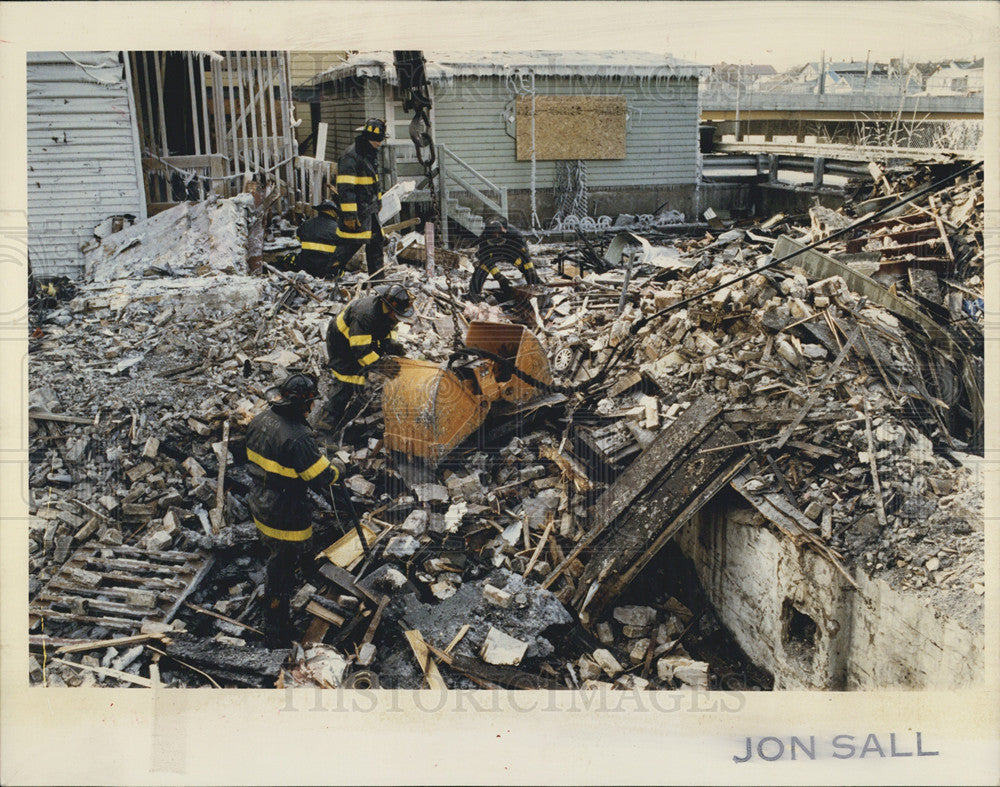 1992 Press Photo Firefighters check through rubble at 824 Racine after explosion - Historic Images