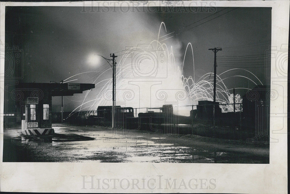 1953 Press Photo Exploding 120 mm shells light up anti-aircraft installation - Historic Images