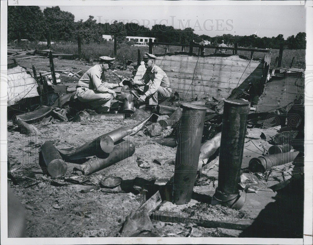 1953 Press Photo Lt. Walter Forsyth and Lt. Sherman Durell examine shell casings - Historic Images