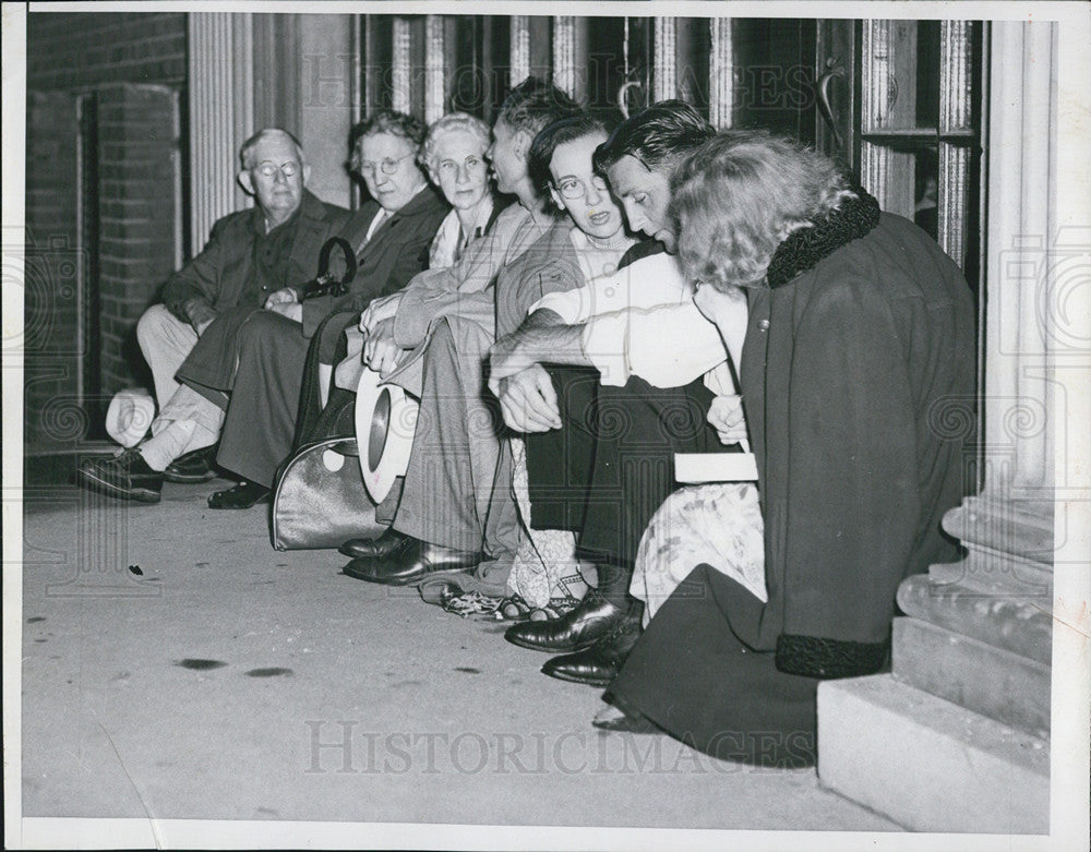 1953 Press Photo Waiting for blasts to stop at Foster ammunition dump - Historic Images