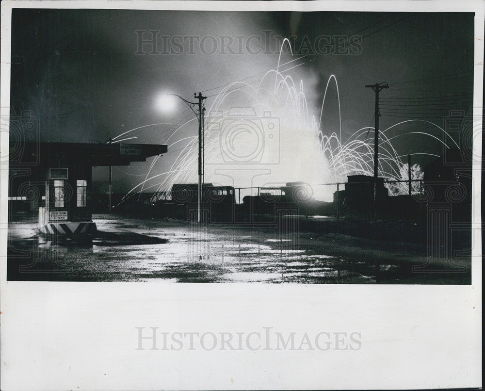 1953 Press Photo Exploding shell at an anti-aircraft gun emplacement - Historic Images