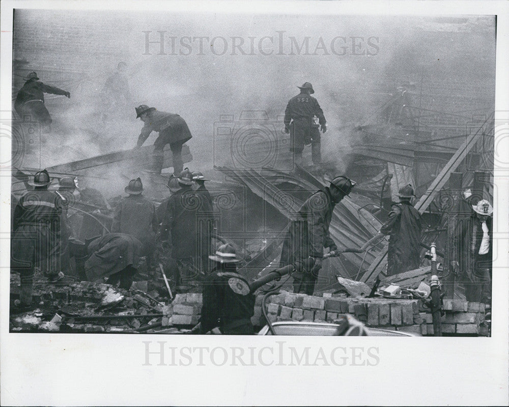 1969 Press Photo Explosion &amp; fire at CTA depot at Kedzie &amp; Van Buren - Historic Images