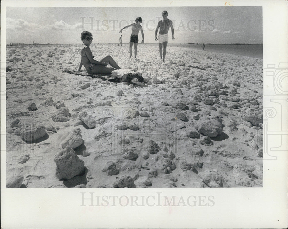 1972 Press Photo Rocky Beach no pleasure to Charles Long Family with Hurricane - Historic Images