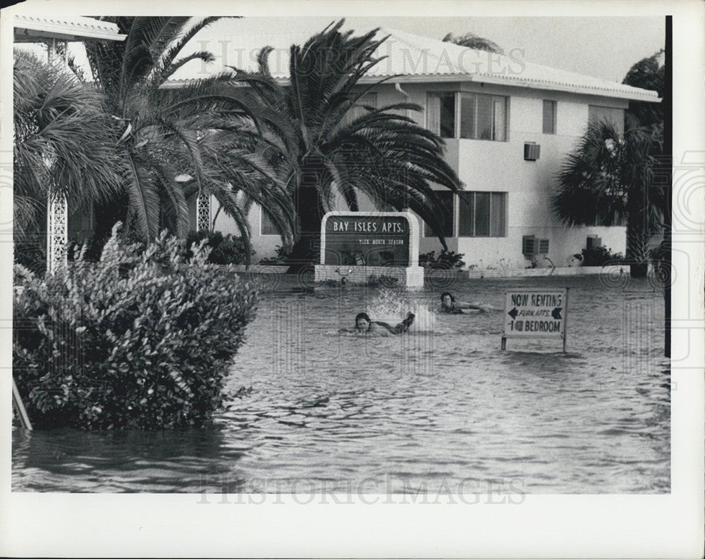 1972 Press Photo Flooding at Bay Isles Apartments from Hurricane Agnes - Historic Images