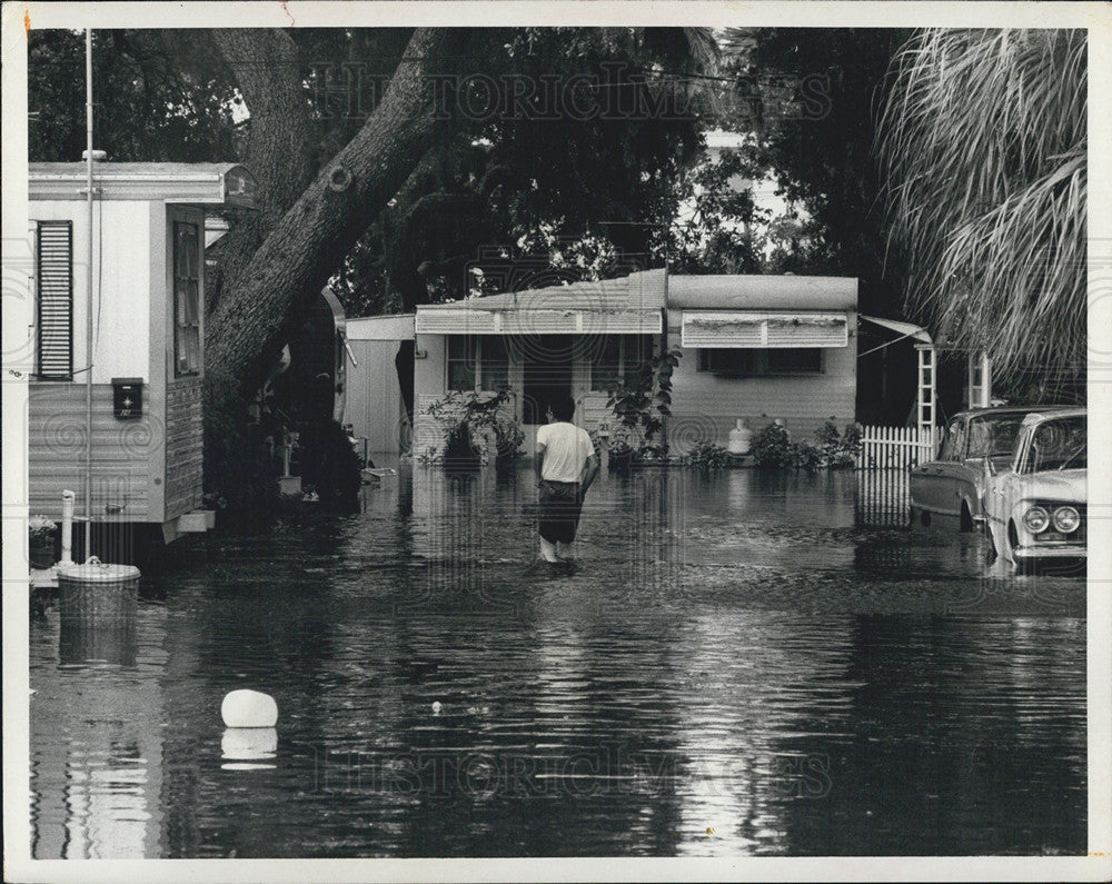 1972 Press Photo Tampa Twin City Trailer Park Resident Survey Flood Damage Agnes - Historic Images