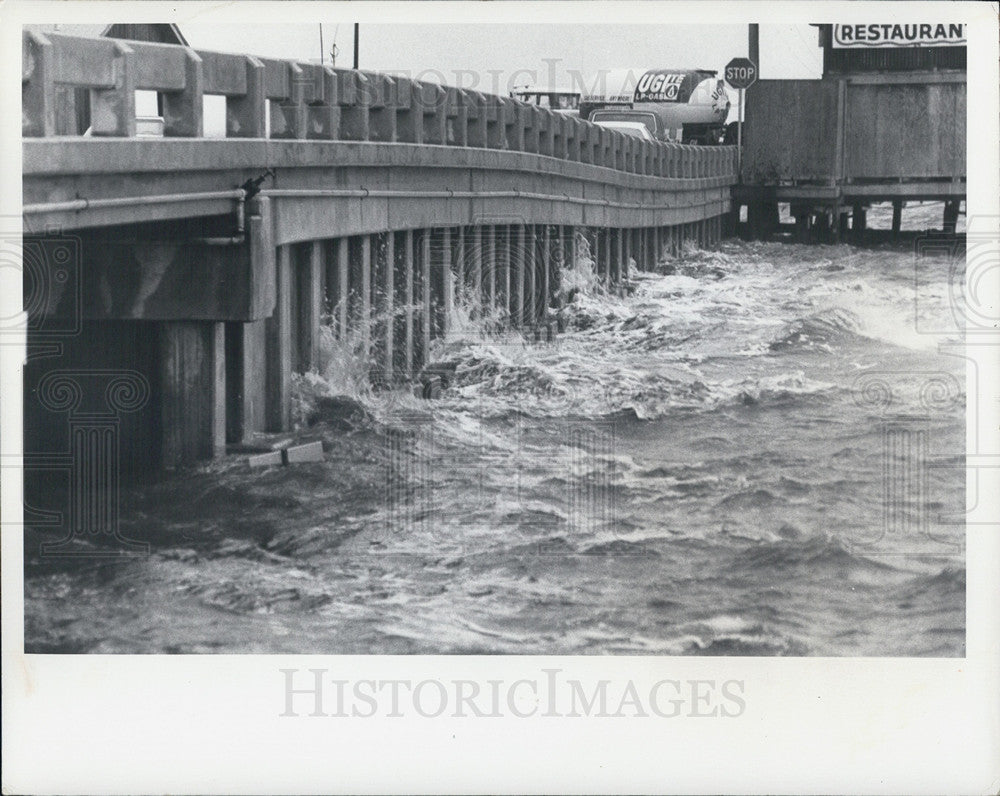 1975 Press Photo High Tides Wind Rap Against Cedar Key Bridge Pilings - Historic Images