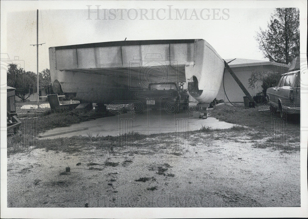 1972 Press Photo The Hull Of An Uncompleted House Boat Serves As A Garage - Historic Images