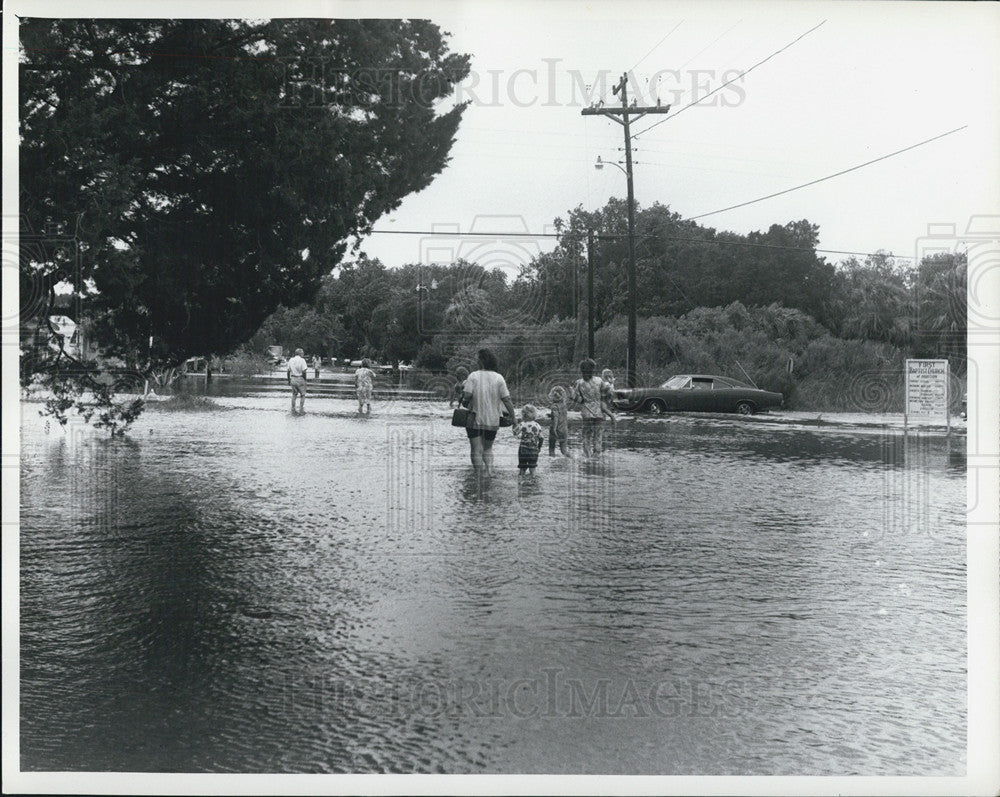 1972 Press Photo Hurricane Agnes Refugees Wade Through Water - Historic Images