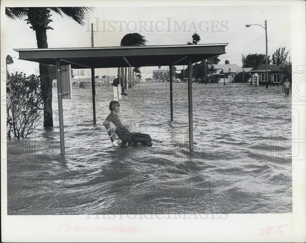 1972 Press Photo Flooding/Hurricane Agnes/Bus Stop - Historic Images