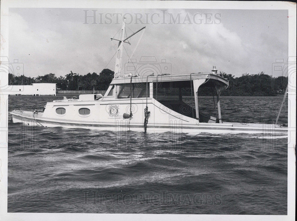 1960 Press Photo Boat Sinks In Big Bayou Despite Coast Guard Offer Of Assistance - Historic Images