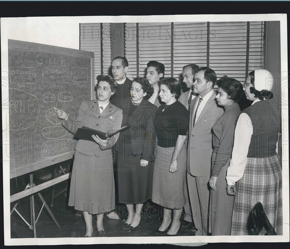 1957 Press Photo Mrs Milton Shufro Dir Extension Of Service Projects Girl Scouts - Historic Images