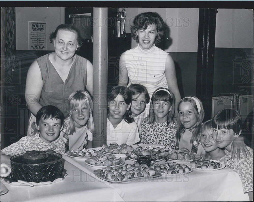 1968 Press Photo 2 Pics Of Girl Scouts District #6 Announcing Tea Is Ready - Historic Images