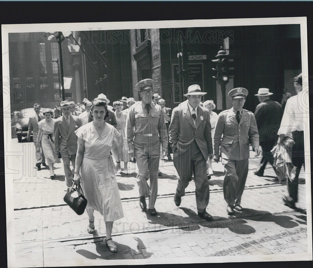 1951 Press Photo People Cross Adams And La Salle Durin Air Raid Test Alarm Chgo - Historic Images