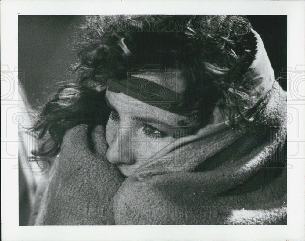 1984 Press Photo Seminole HS Monica McCamy Huddles Against Cold At Soccer Game - Historic Images