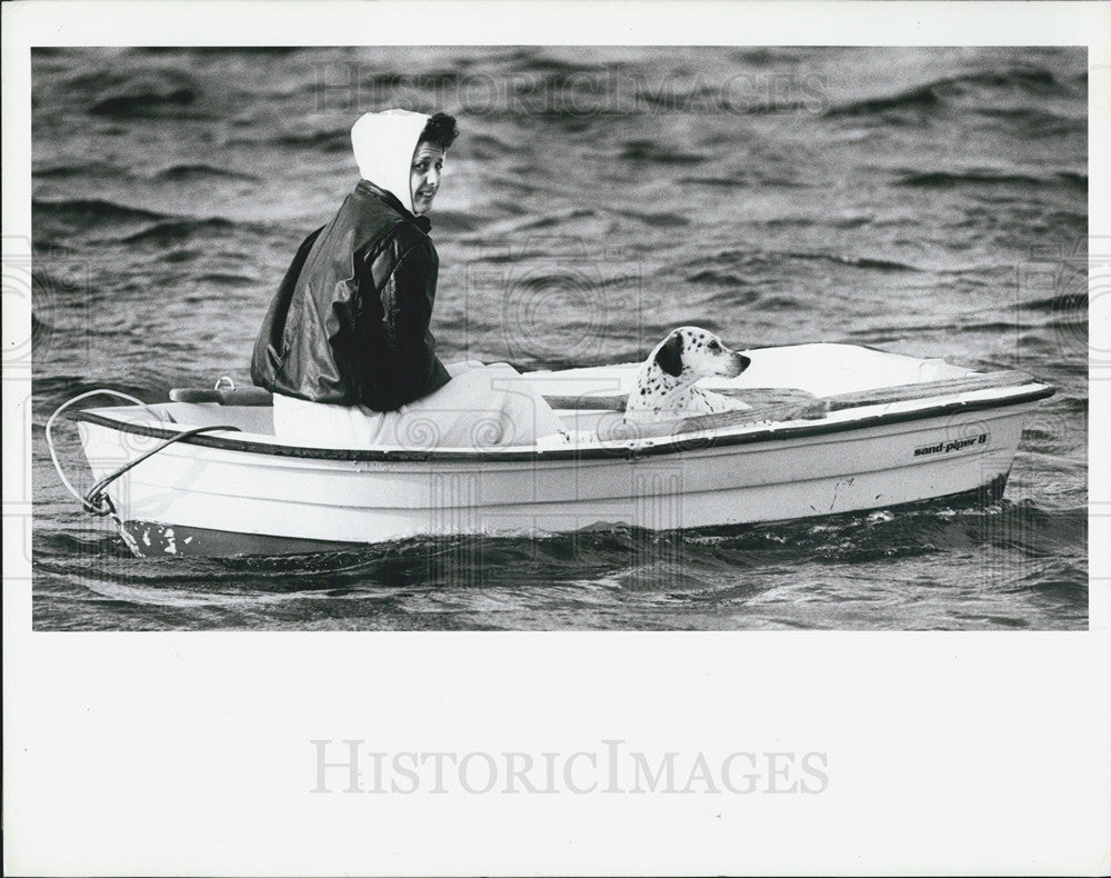 1987 Press Photo Veronica Moore &amp; Dog Let Winds Push Them To Shore After Flood - Historic Images