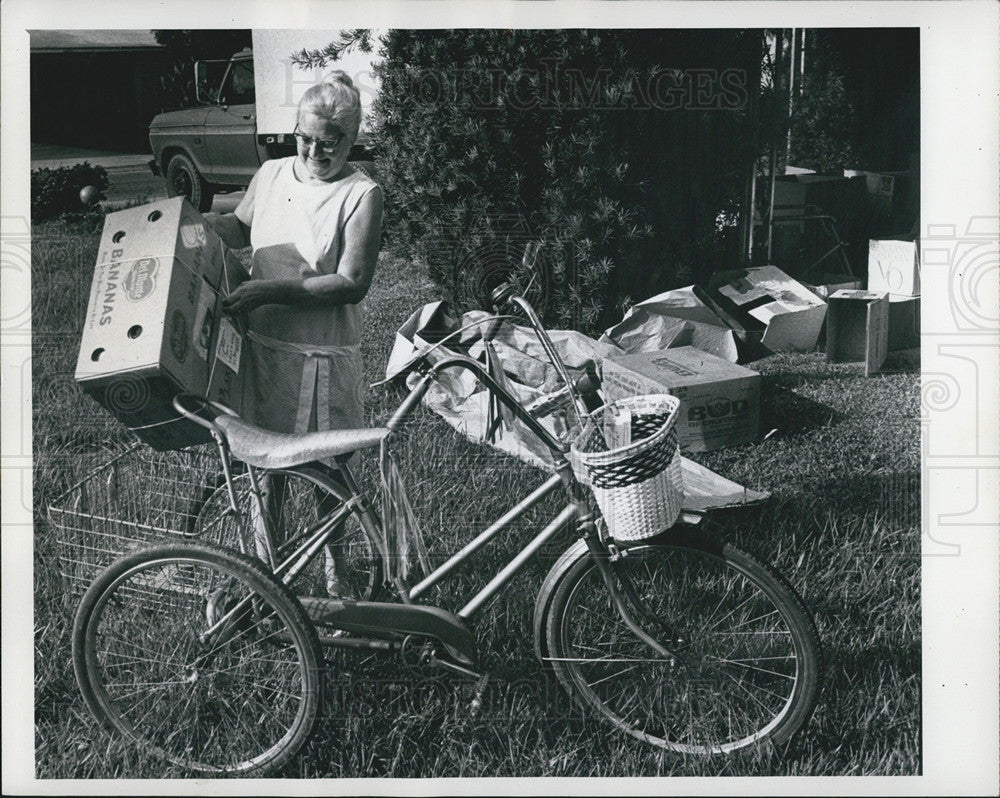 1974 Press Photo Lucy Fuller Pedaled to Farris Collection Center with Clothing - Historic Images