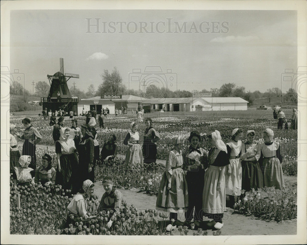 Press Photo Tulip Festival Costume Models Competing for Attention of Shutterbugs - Historic Images