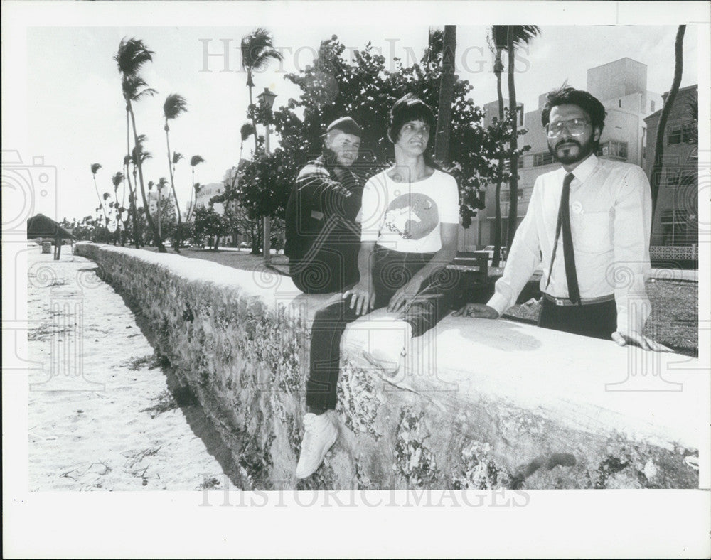 1986 Press Photo Miami Beach Seawall/Ice Dragon/Lady Dragon/Raul Martinez - Historic Images