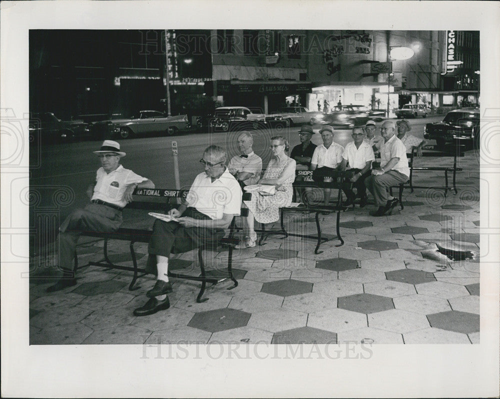 1963 Press Photo Avenue E St. Petersburg Florida People On Benches - Historic Images