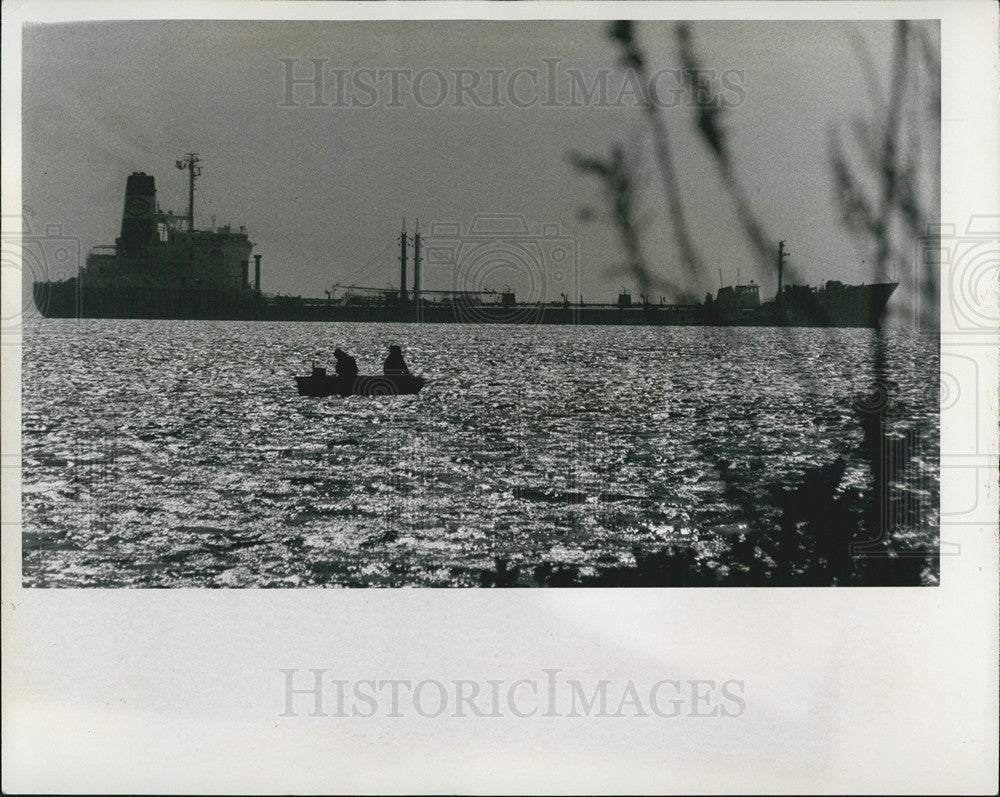 1971 Press Photo Fisherman/Boat/Tampa Bay/Oil Tanker/St. Petersburg - Historic Images