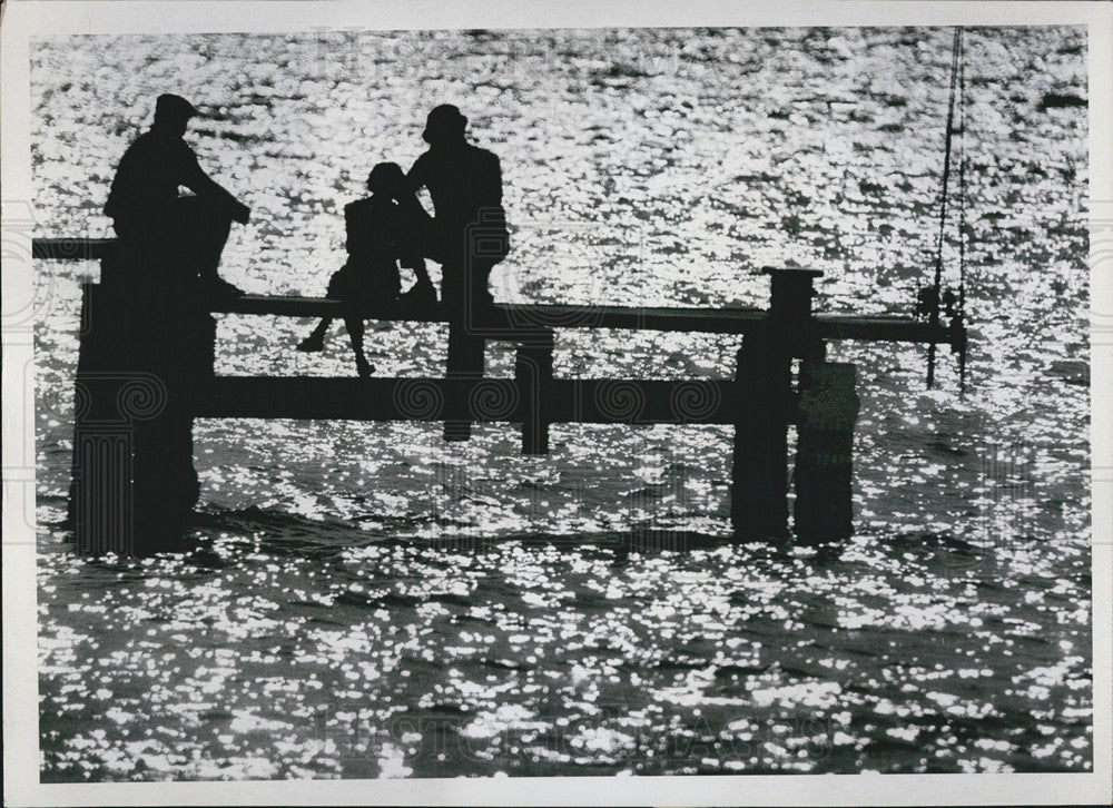 1970 Press Photo People on Dock Watching Suncoast Sunset - Historic Images