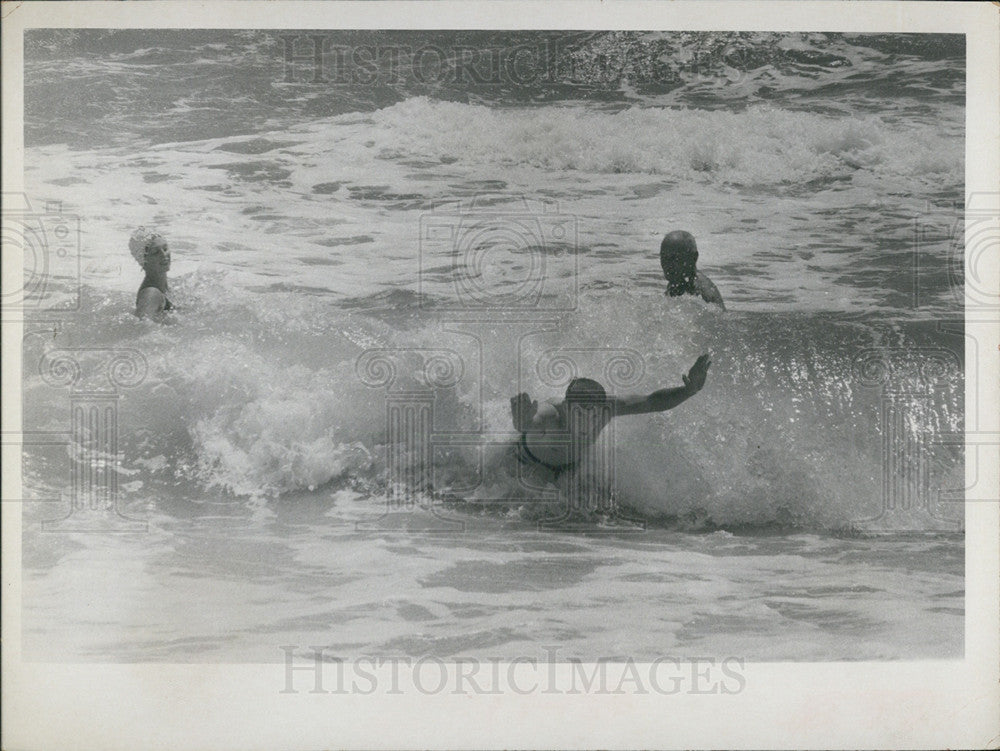 1968 Press Photo People enjoying rough surf at St. Petersburg Beach - Historic Images