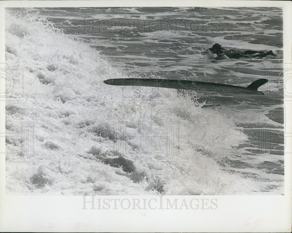 1968 Press Photo Surfer escapes under water as his board hurtles overhead - Historic Images