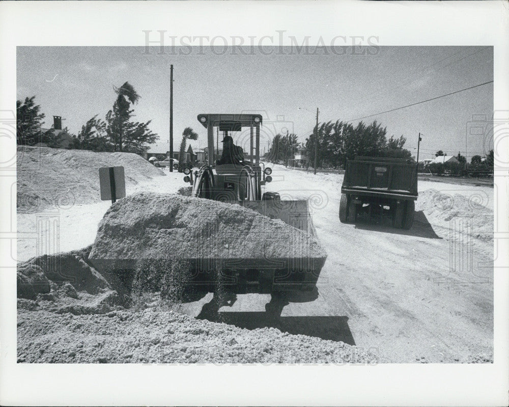 1972 Press Photo Preparing for Hurricane Agnes - Historic Images