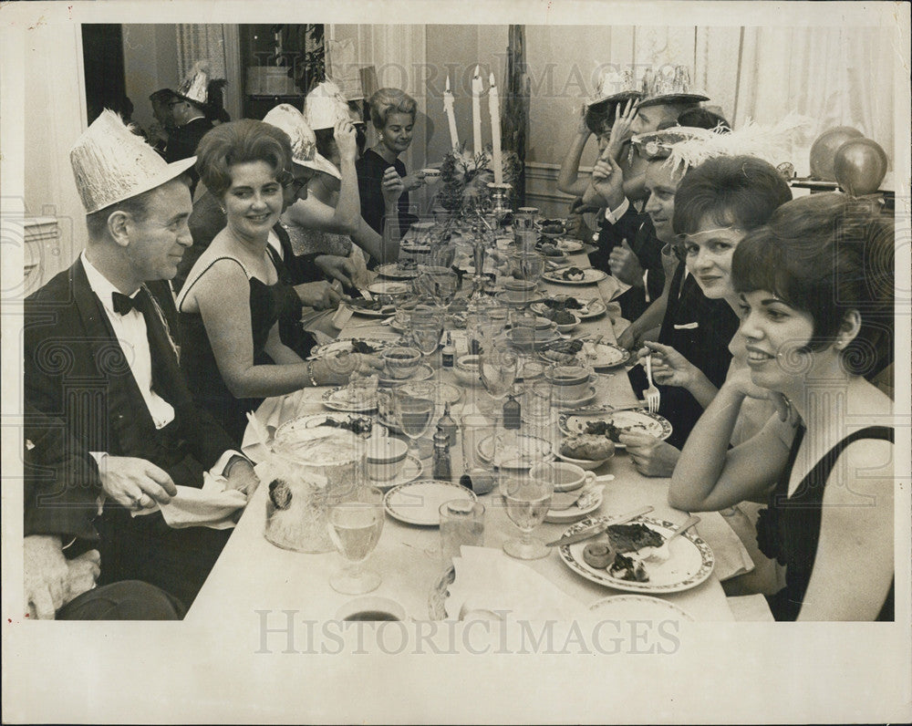 1965 Press Photo Squires Club Greets New Year Princess Martha Hotel - Historic Images